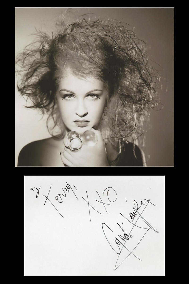 Cyndi Lauper - Rare in person signed album page + Photo - Paris